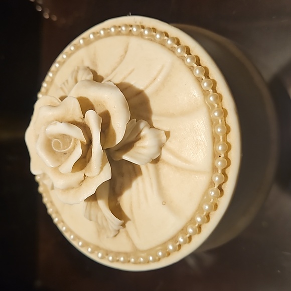 4.25"  Bisque Capodimonte Rose Pearl Trinket Box - Picture 7 of 8